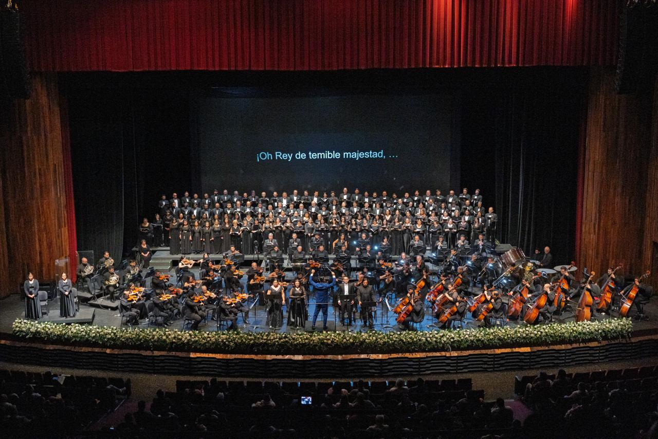 Más de 200 artistas guatemaltecos interpretaron el Réquiem de Verdi en la Gran Sala Efraín Recinos como homenaje a las víctimas del terremoto de 1976. (Ministerio de Cultura y Deportes)