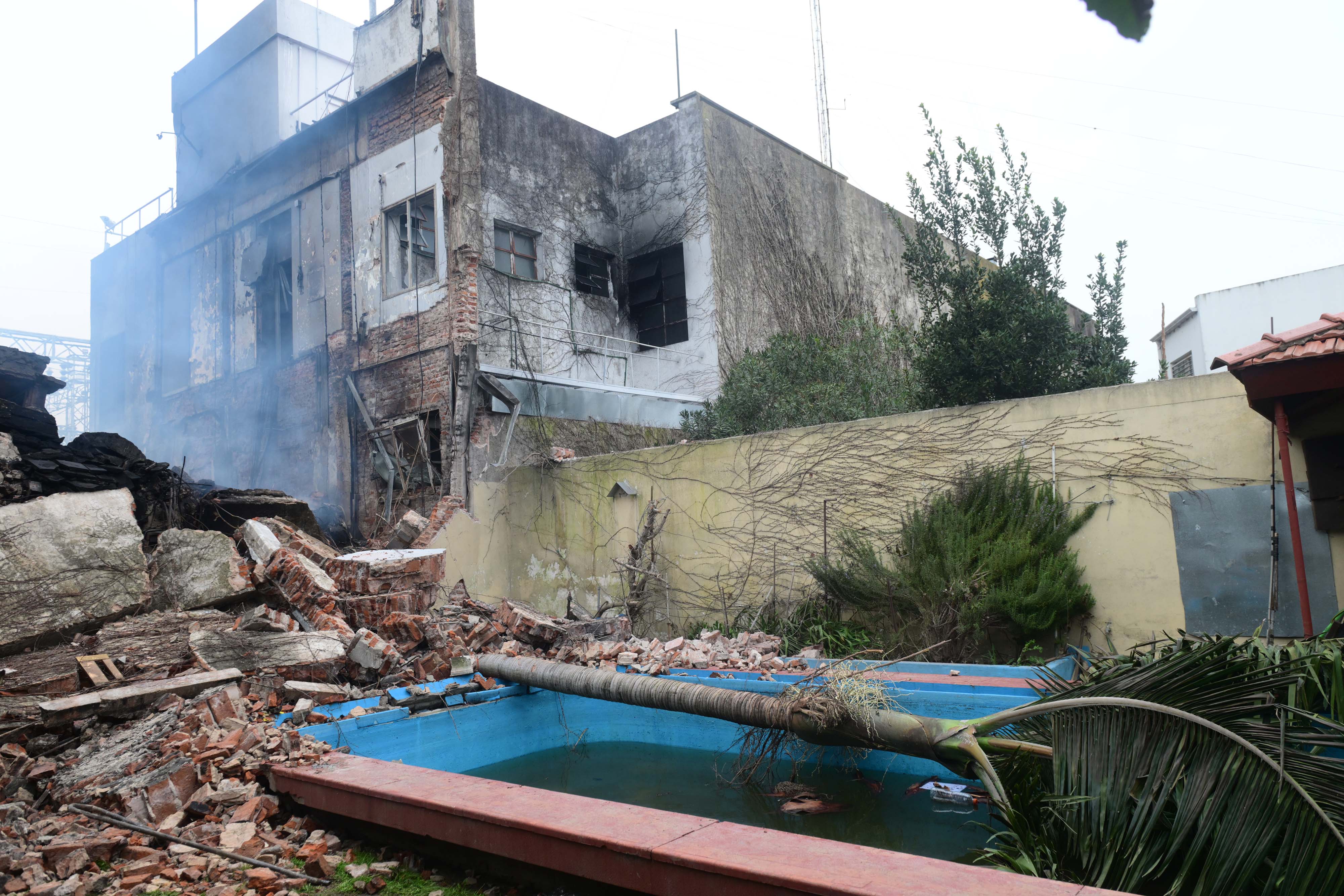 Algunas de las medianeras quedaron completamente destruidas (AG La Plata)