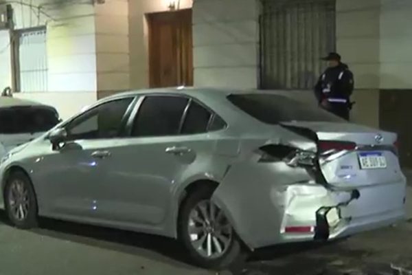 Belgrano: un automovilista chocó a tres vehículos estacionados y escapó