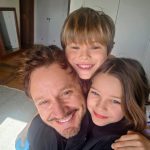 Bicicletas, cosecha y animales: así fue el fin de semana de Benjamín Vicuña con sus hijos en Chile