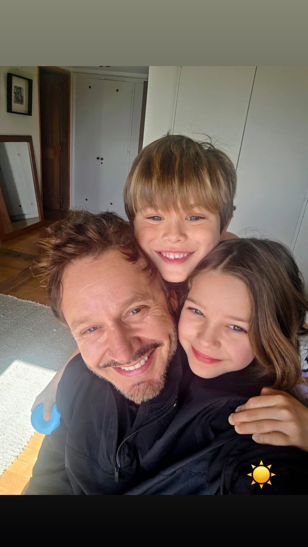 Bicicletas, cosecha y animales: así fue el fin de semana de Benjamín Vicuña con sus hijos en Chile