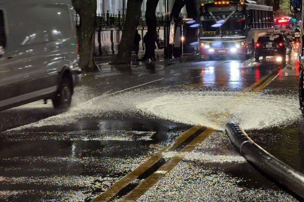 Caballito: un cambio de válvulas programado provocó inundaciones a lo largo de tres cuadras