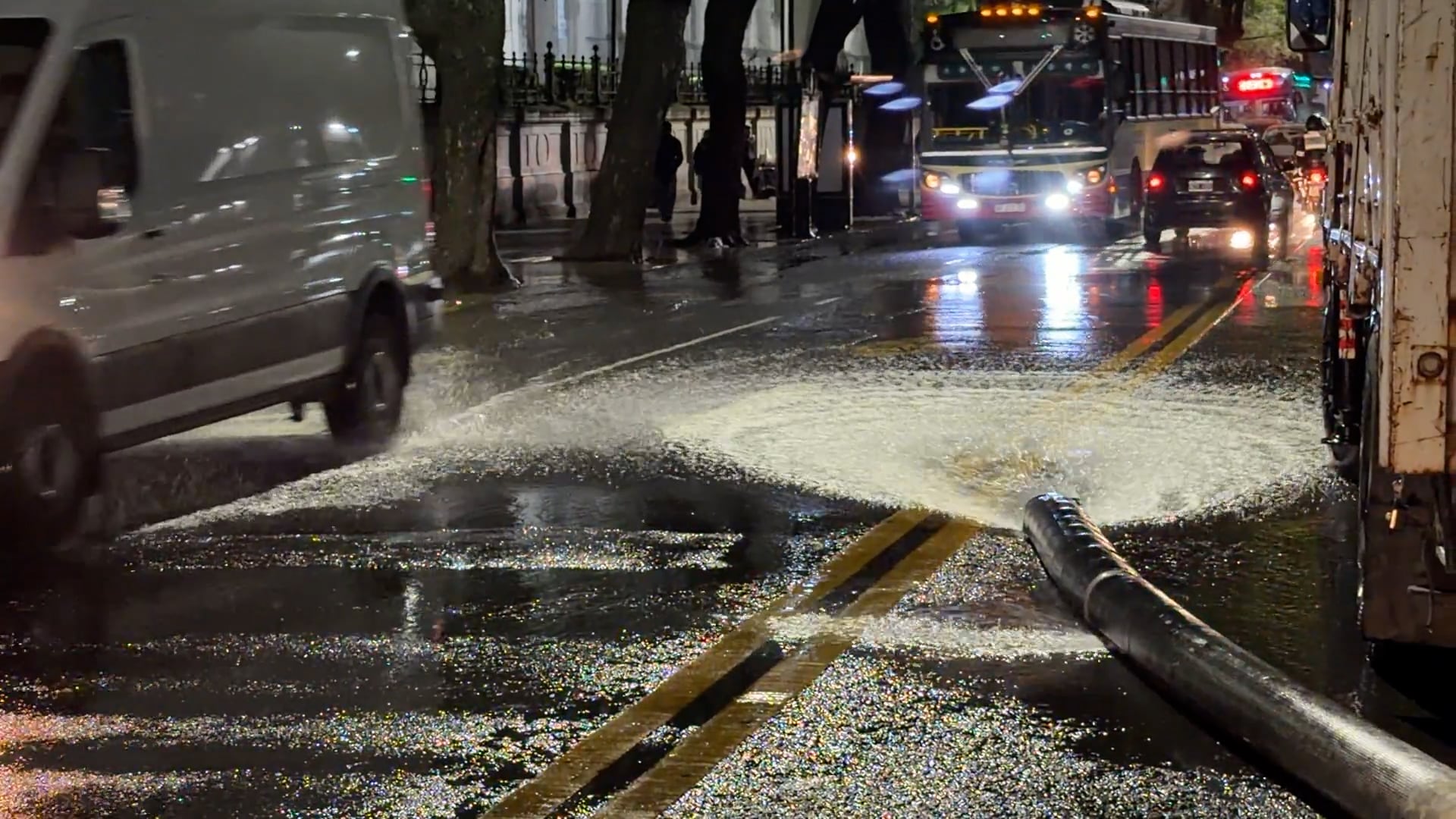 Caballito: un cambio de válvulas programado provocó inundaciones a lo largo de tres cuadras