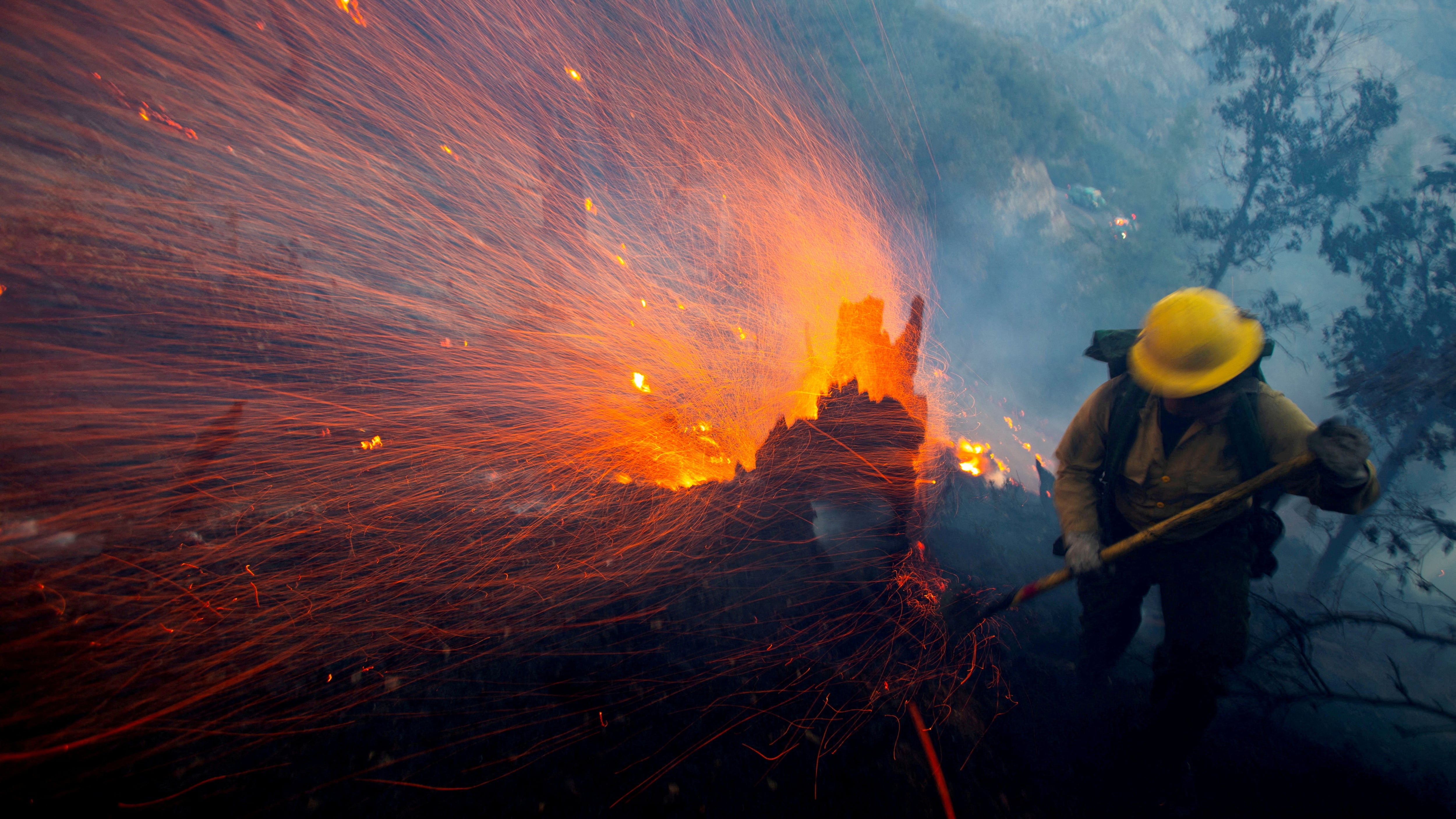 Las brasas transportadas por el viento pueden prender vegetación junto a las viviendas y acelerar la propagación del fuego (REUTERS/Ringo Chiu/File Photo)