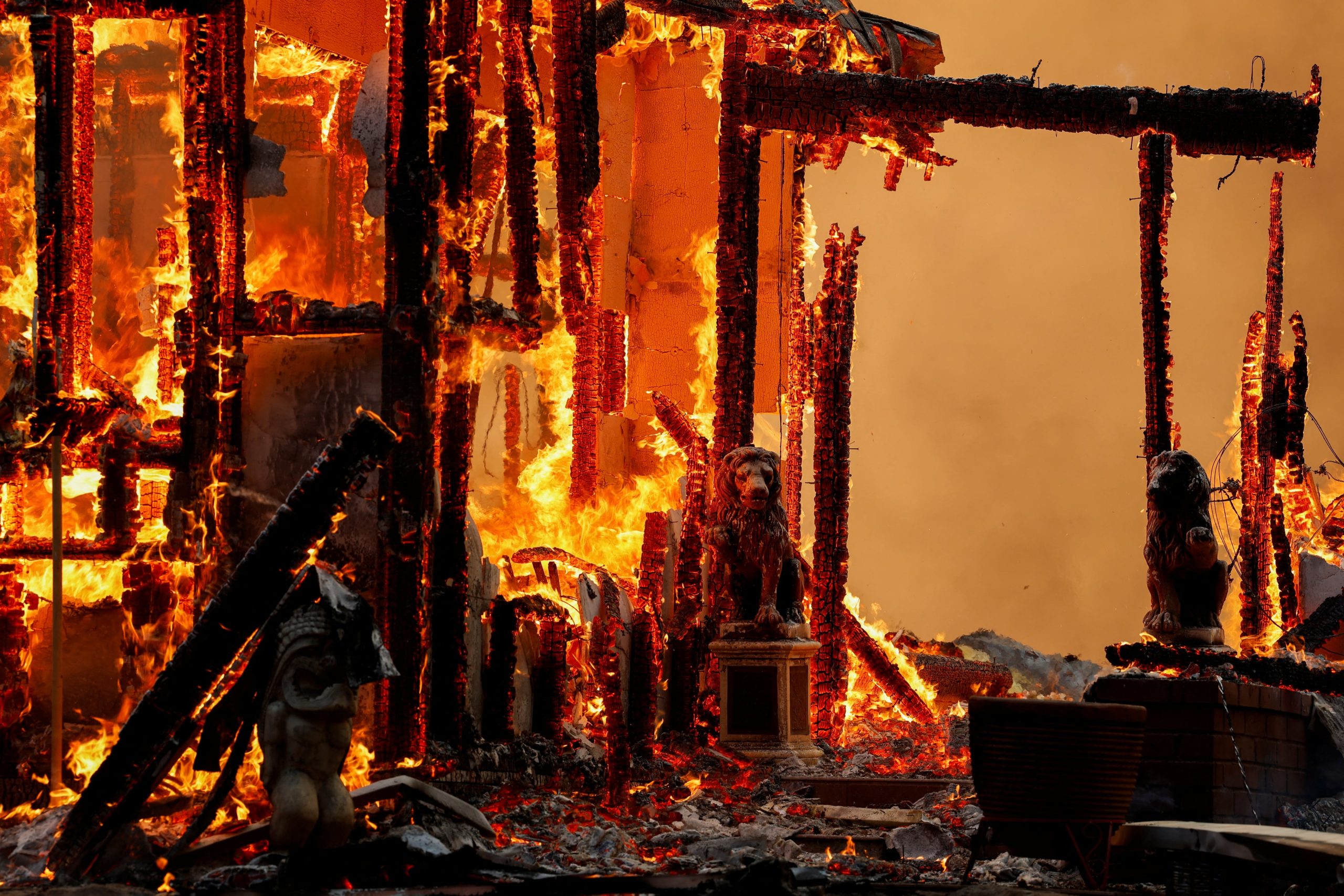 California aprueba las normas más estrictas de Estados Unidos para proteger viviendas de los incendios forestales