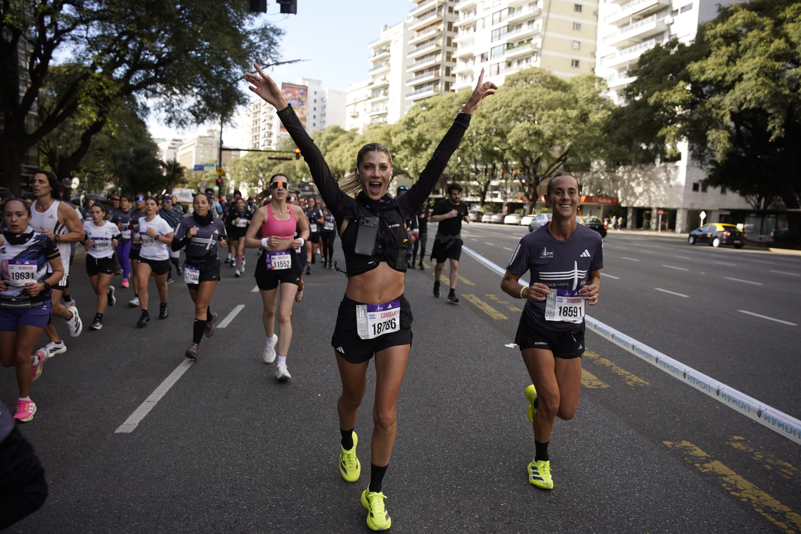 Cande Ruggeri llegó a la meta de la Media Maraton en Buenos Aires y cumplió su desafío de 21 km