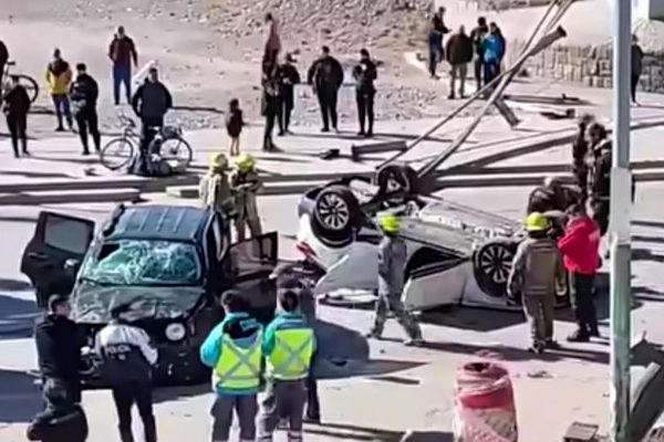 Cayeron dos autos desde un puente tras chocar con un guardarrail en Mendoza: hay un muerto y seis heridos