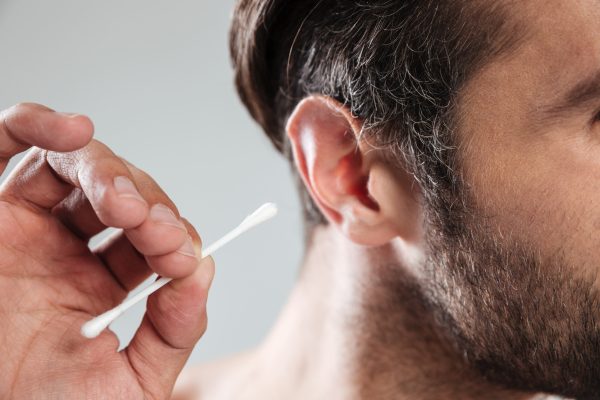 Cera en los oídos: métodos seguros y prácticas que ponen en riesgo la salud auditiva