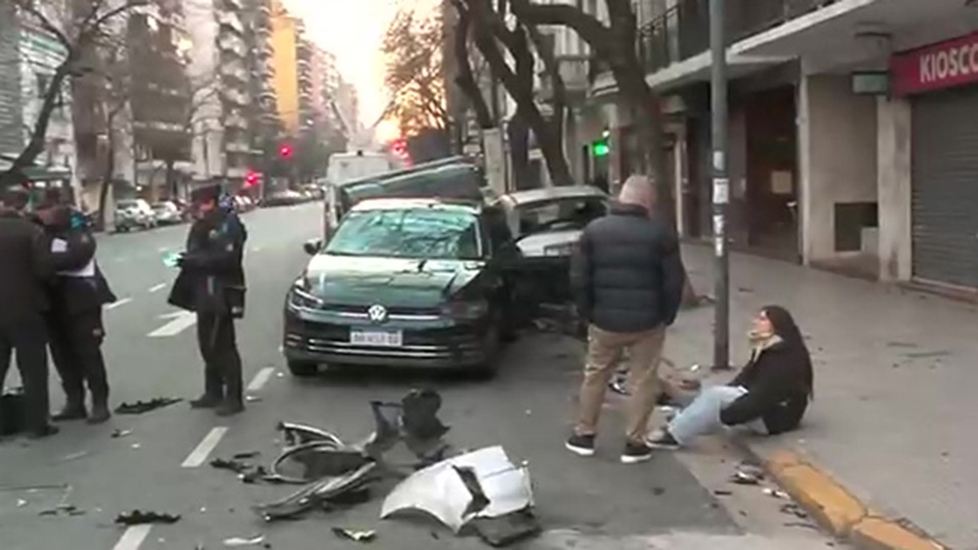 Choque múltiple en Almagro: manejaba alcoholizado, cruzó con el semáforo en rojo y embistió a un auto de aplicación