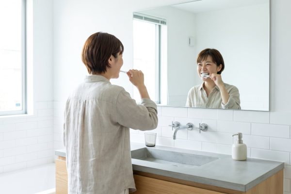 Cómo blanquear los dientes de forma segura y qué evitar para no mancharlos, según odontólogos