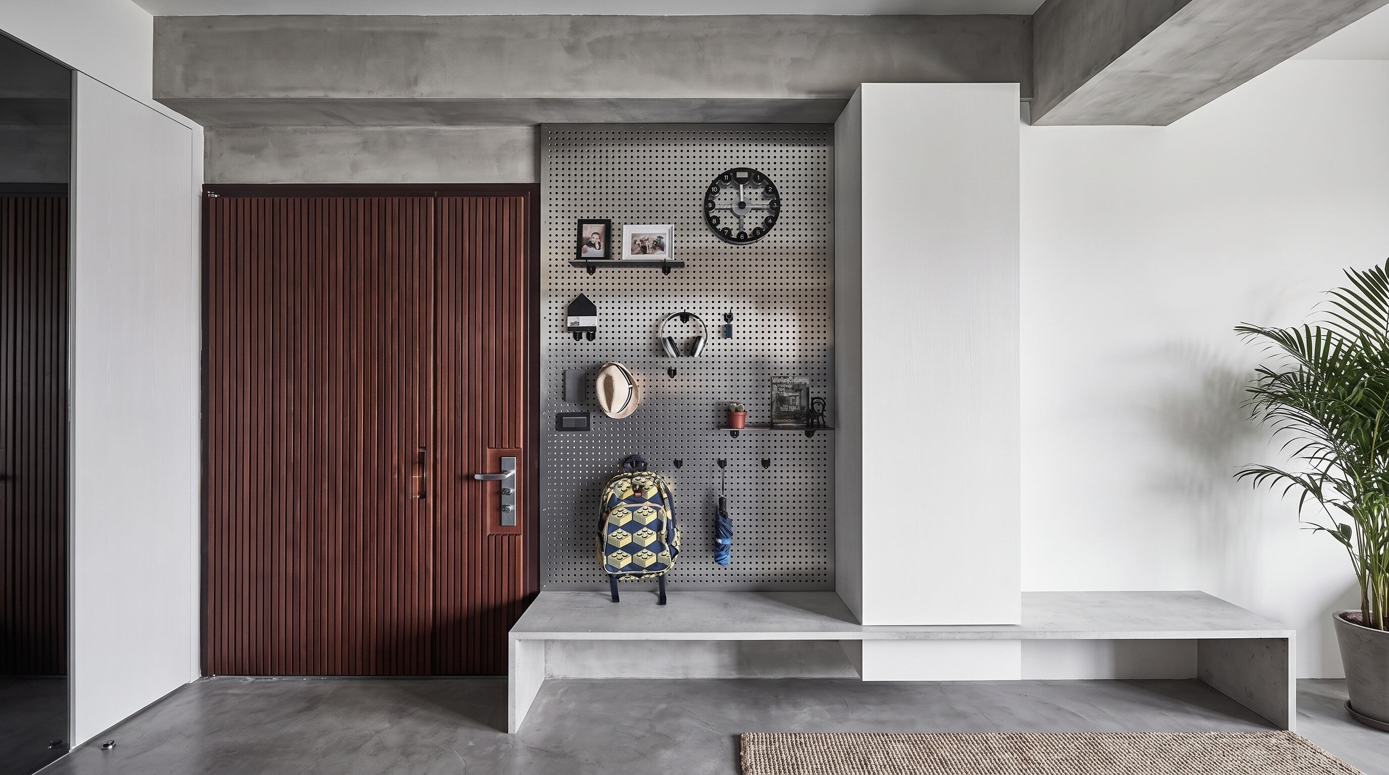 Un gancho de pared fija un punto único para el bolso y lo imprescindible de cada salida. (Imagen Ilustrativa Infobae)