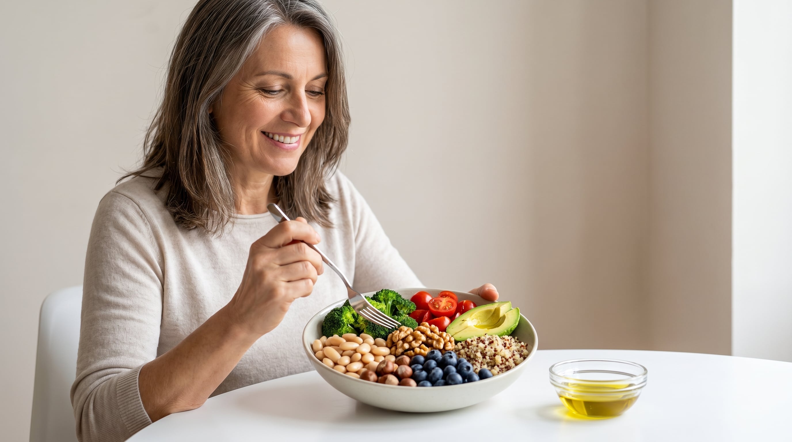 La dieta mediterránea se relaciona con un menor riesgo de deterioro cognitivo por su aporte de pescado, verduras de hoja, frutos secos y aceite de oliva (Imagen Ilustrativa Infobae)