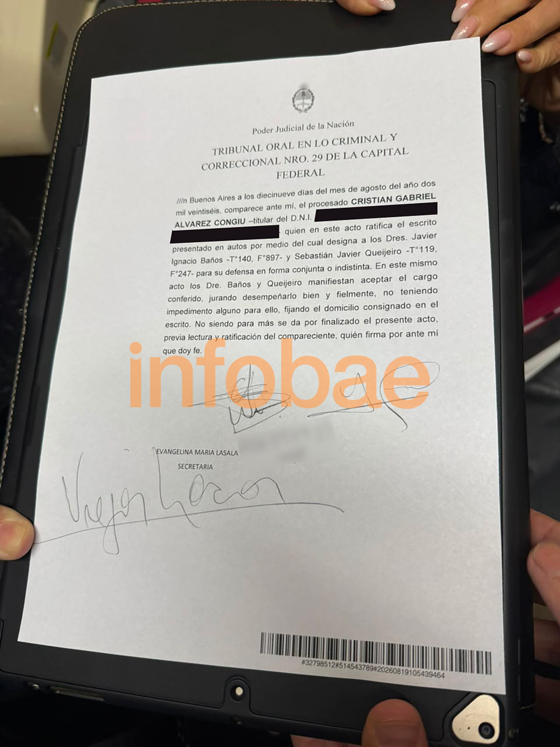 El músico formalizó la designación de su nueva defensa con su firma: