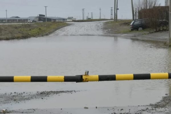 Con lluvia y nieve, un temporal provocó inundaciones y la suspensión de clases en varias ciudades de la Patagonia