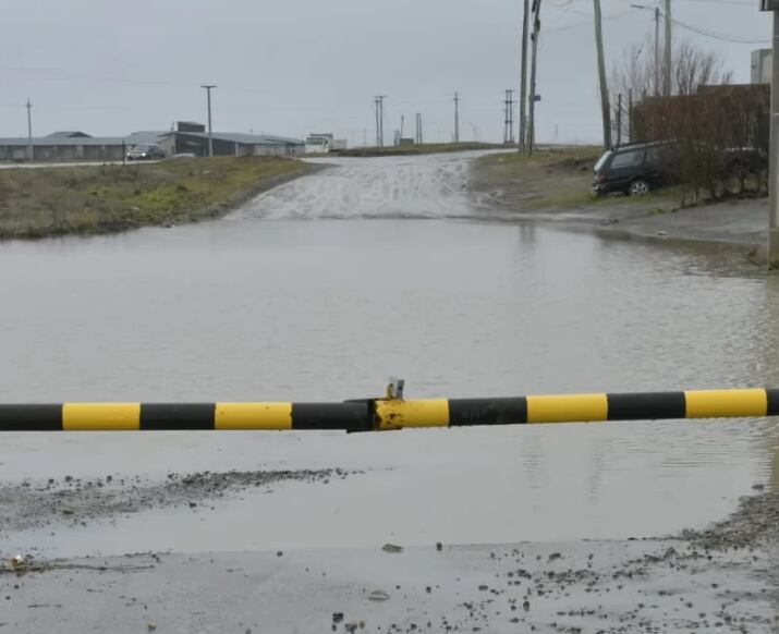 Con lluvia y nieve, un temporal provocó inundaciones y la suspensión de clases en varias ciudades de la Patagonia