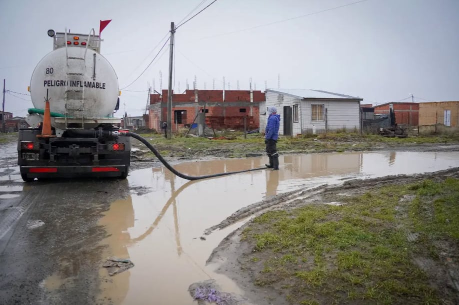 Las autoridades desplegaron operativos de asistencia en distintos barrios para bajar el agua de las calles (Municipio de Río Gallegos)