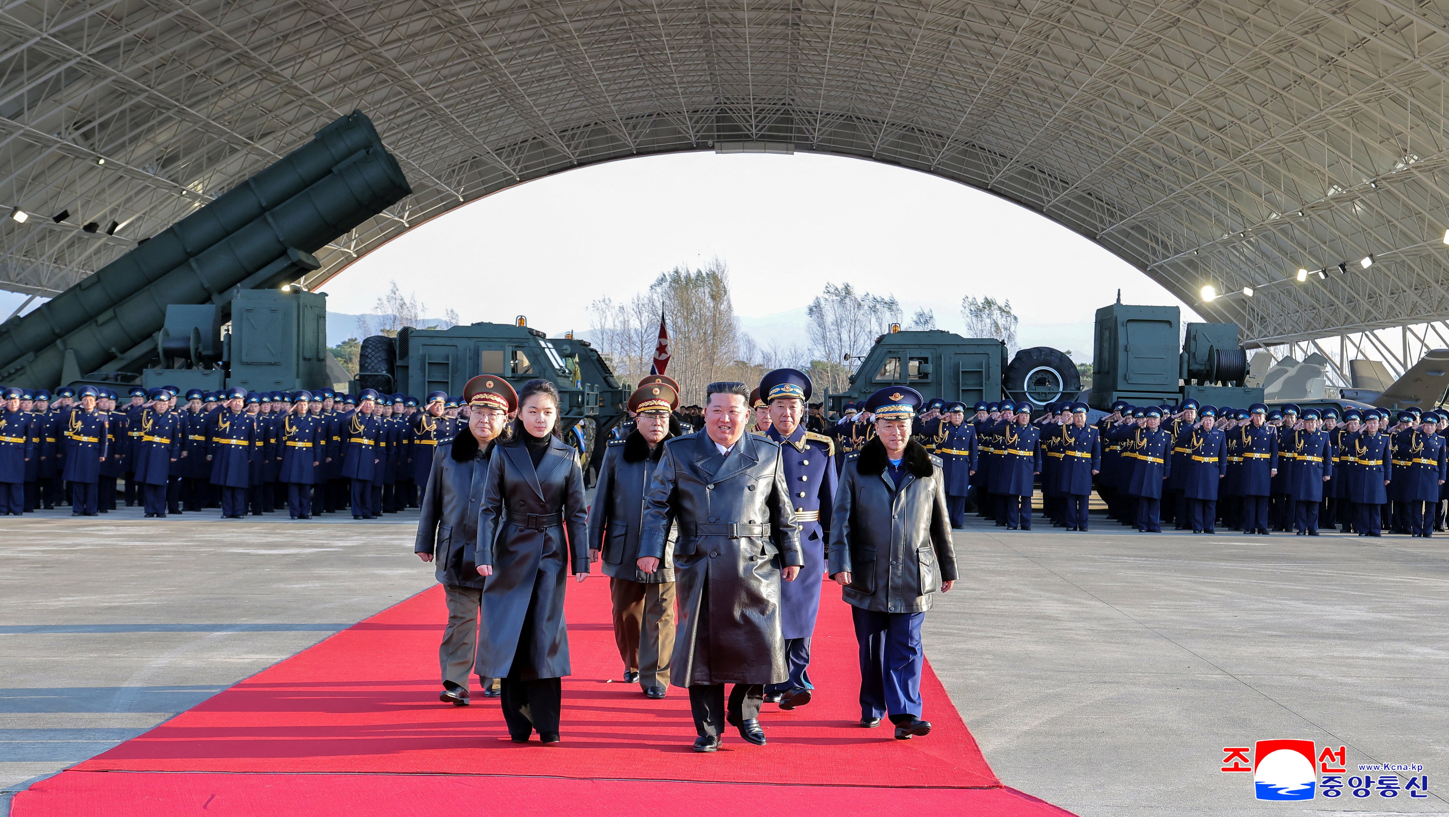 El dictador norcoreano Kim Jong-un y su hija Kim Ju Ae caminan durante un acto de celebración del 80.º aniversario de la Fuerza Aérea en el aeródromo de Kalma, en Wonsan (Corea del Norte)