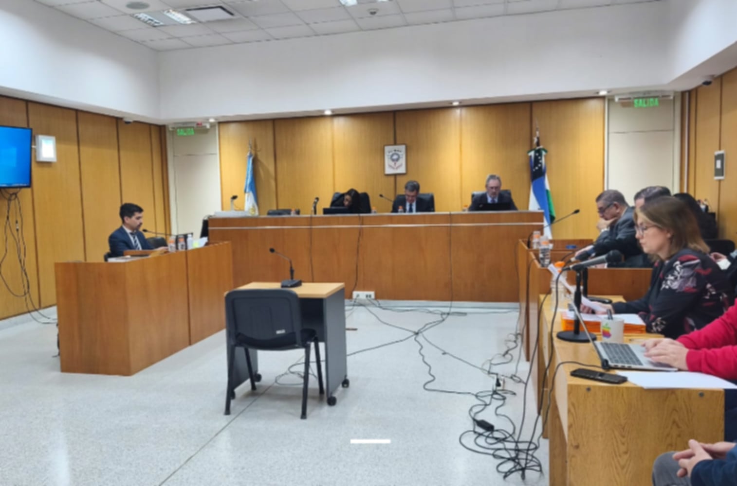 Una sala de audiencia en Río Negro muestra el desarrollo de un juicio oral por torturas a adolescentes imputadas a policías (Ministerio Público de Río Negro)