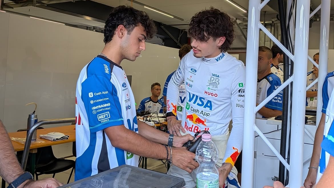 El búlgaro dialogó con el rookie Arvid Lindblad, titular desde esta temporada con RB (Foto: @nikola_tsolov)