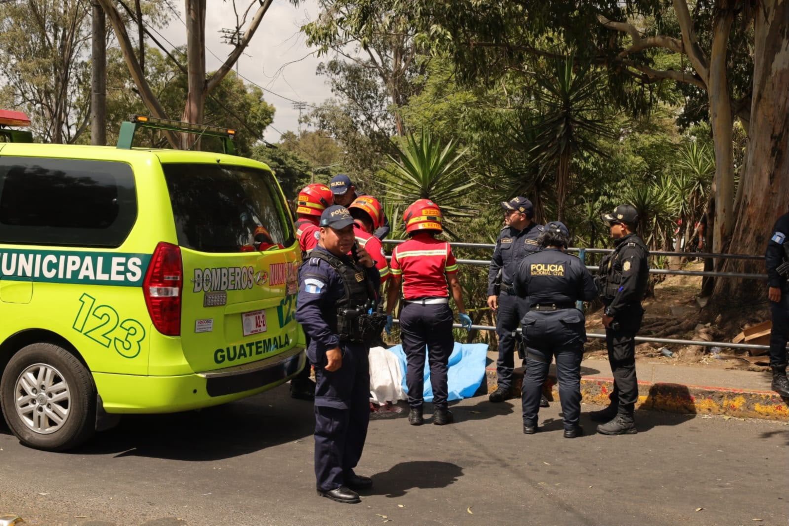 Un ataque armado en El Trébol, zona 3 de la ciudad de Guatemala, dejó dos muertos y dos heridos el 24 de agosto. (Bomberos Municipales)