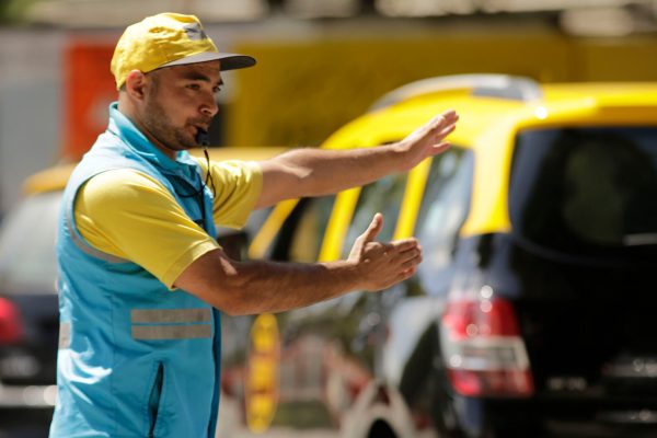 Doble fila, estacionamiento y acarreo: las nuevas medidas de la Ciudad de Buenos Aires para ordenar el tránsito