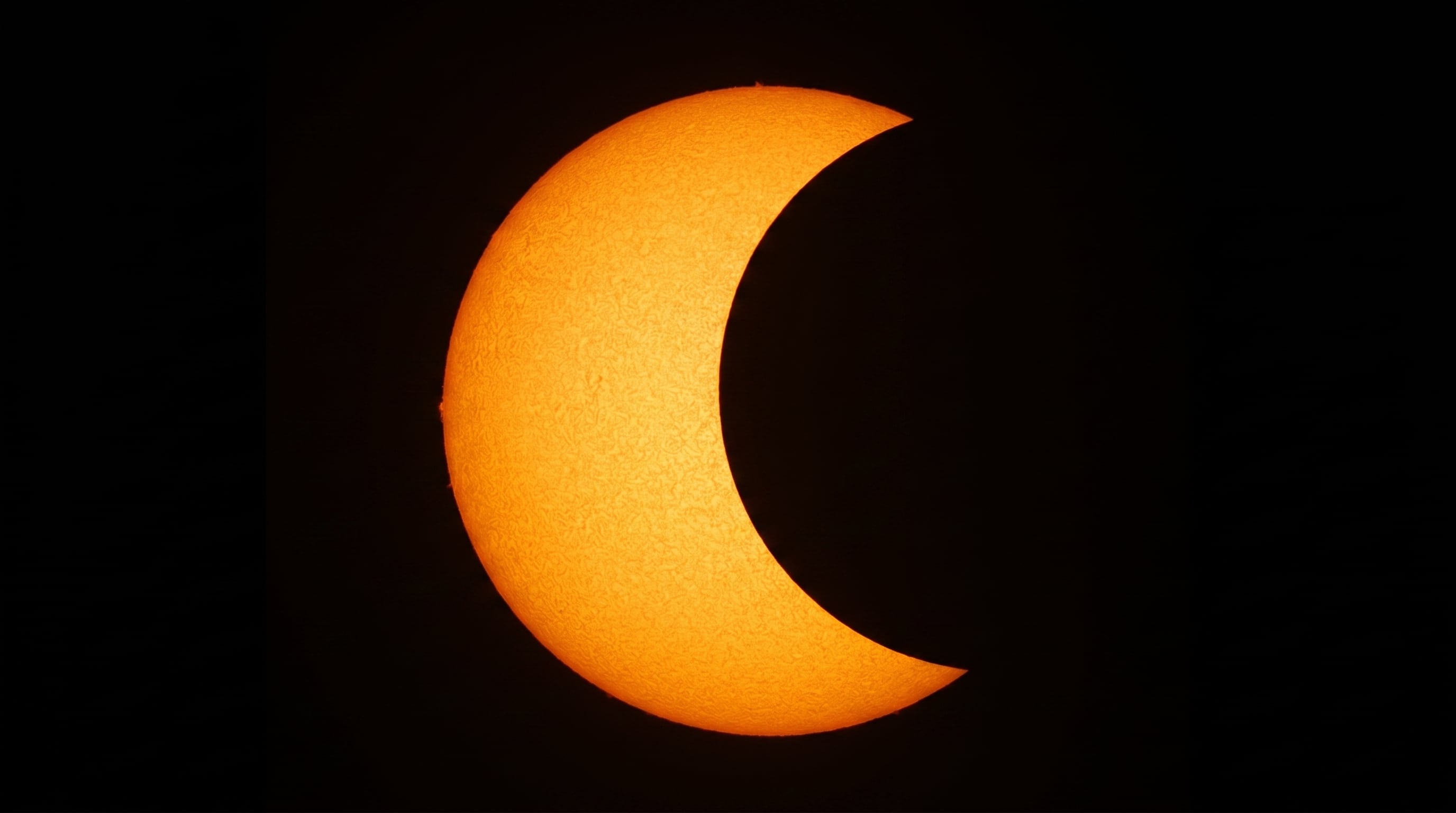 La NASA y la ESA transmitirán en directo el eclipse solar total de 2026 y destacaron su valor científico y educativo para estudiar la corona solar. (Imagen Ilustrativa Infobae)