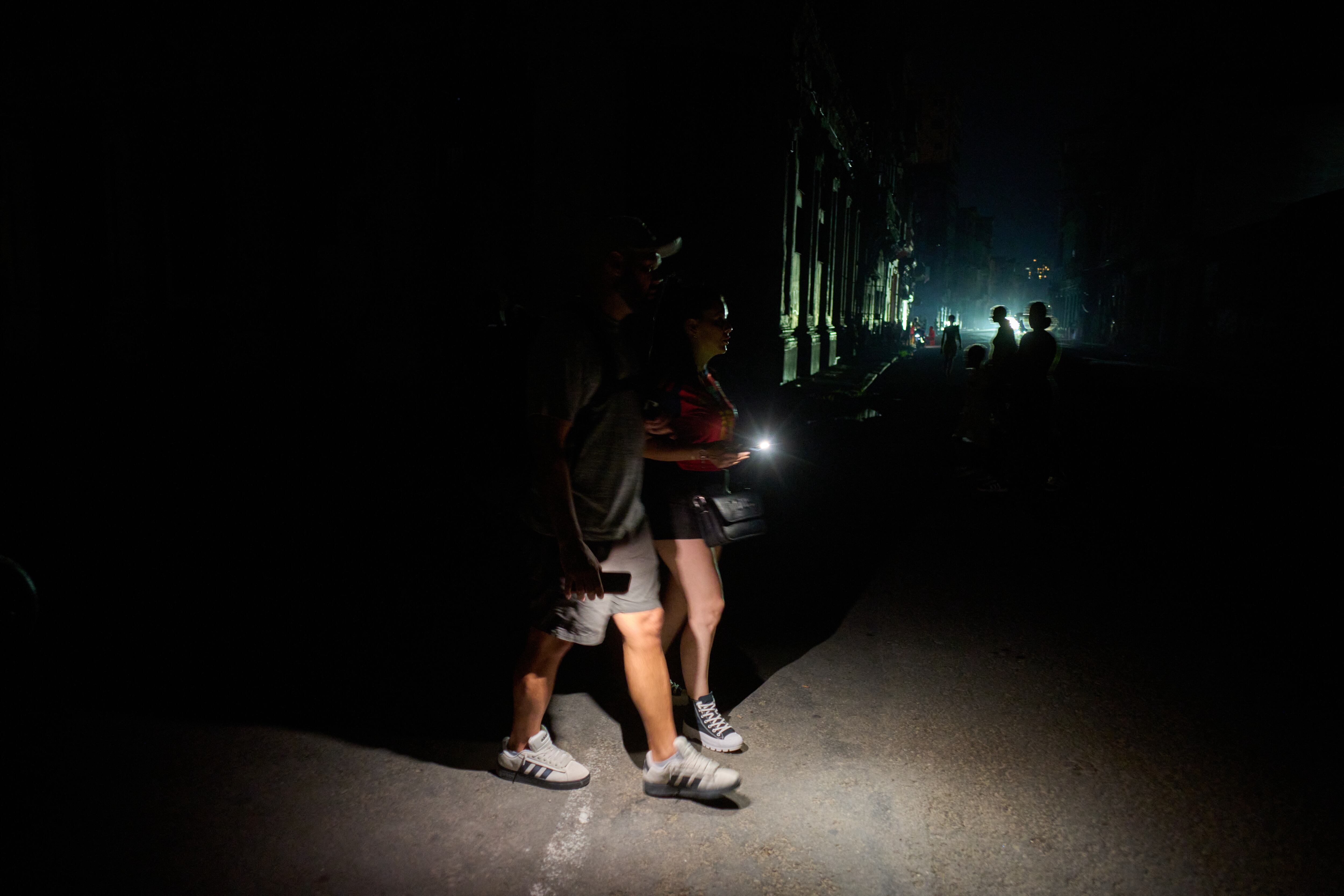 La Unión Eléctrica atribuye la crisis energética en Cuba al bloqueo petrolero de Estados Unidos y a las restricciones estructurales del sistema nacional. (AP Foto/Ramón Espinosa)