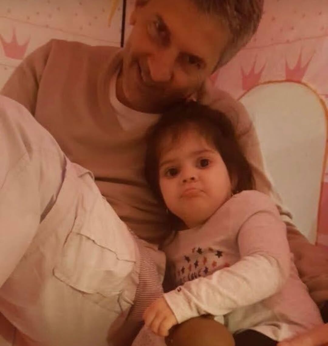 El padre del rosarino junto a su nieta (Instagram: @rosana_vallejos_)