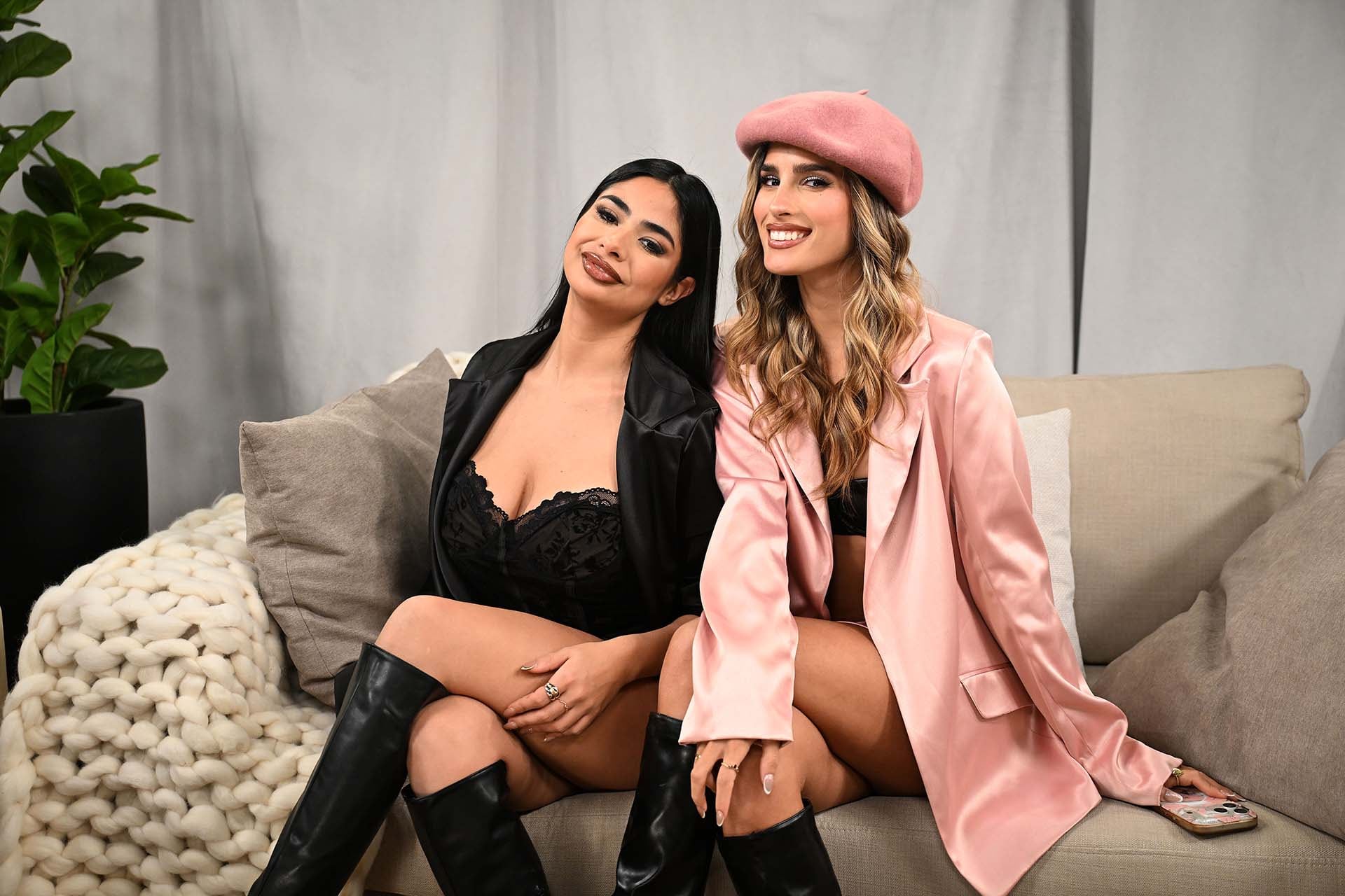 El apasionado beso entre Daniela Celis y Juli Poggio en plena función de Sex: el video