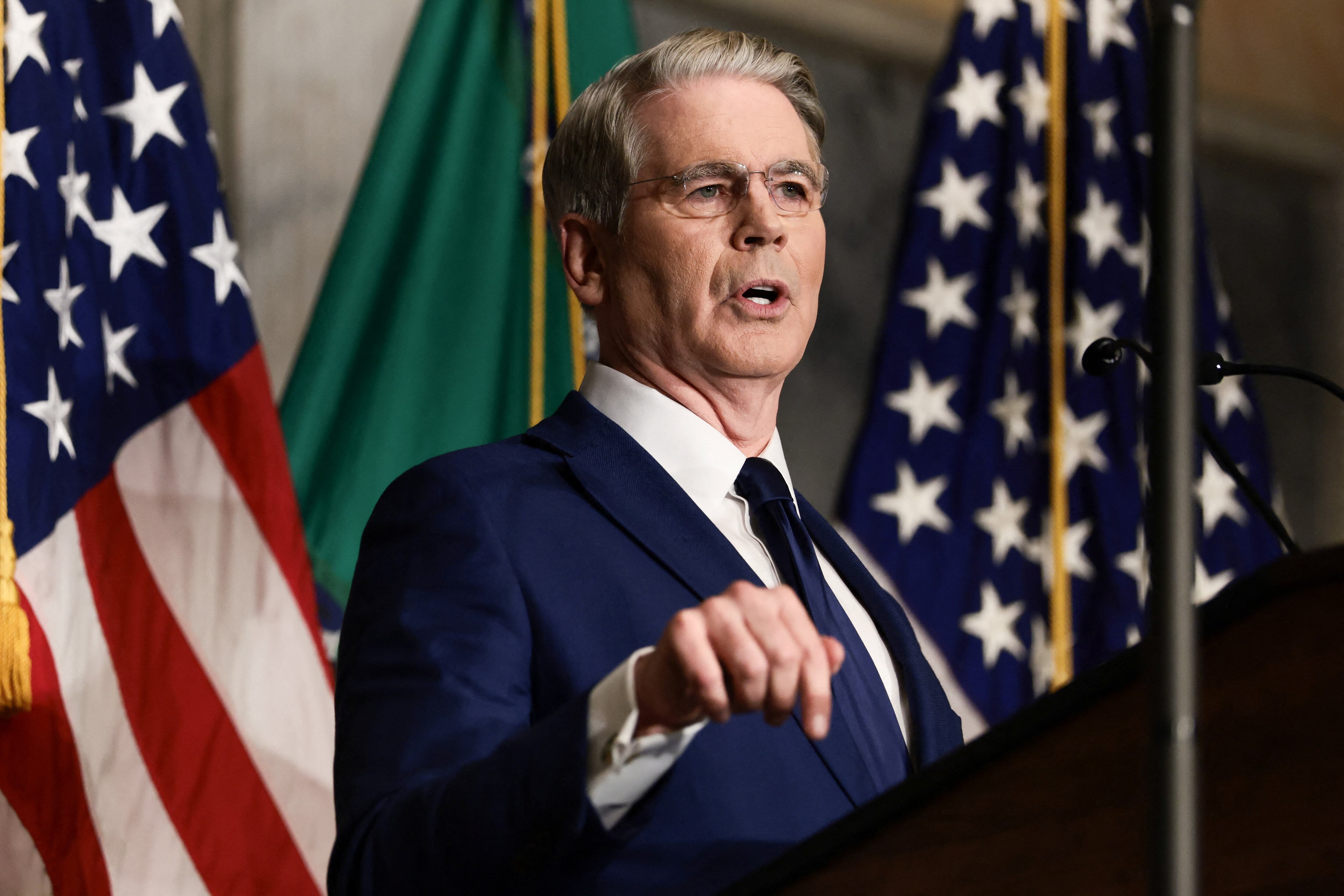La visita del canciller omaní se produce además después de que el secretario del Tesoro de Estados Unidos, Scott Bessent, anunciara el lunes una nueva ofensiva económica contra Irán, con medidas dirigidas a cortar las vías financieras que permiten al régimen de Teherán sostener sus operaciones (REUTERS)