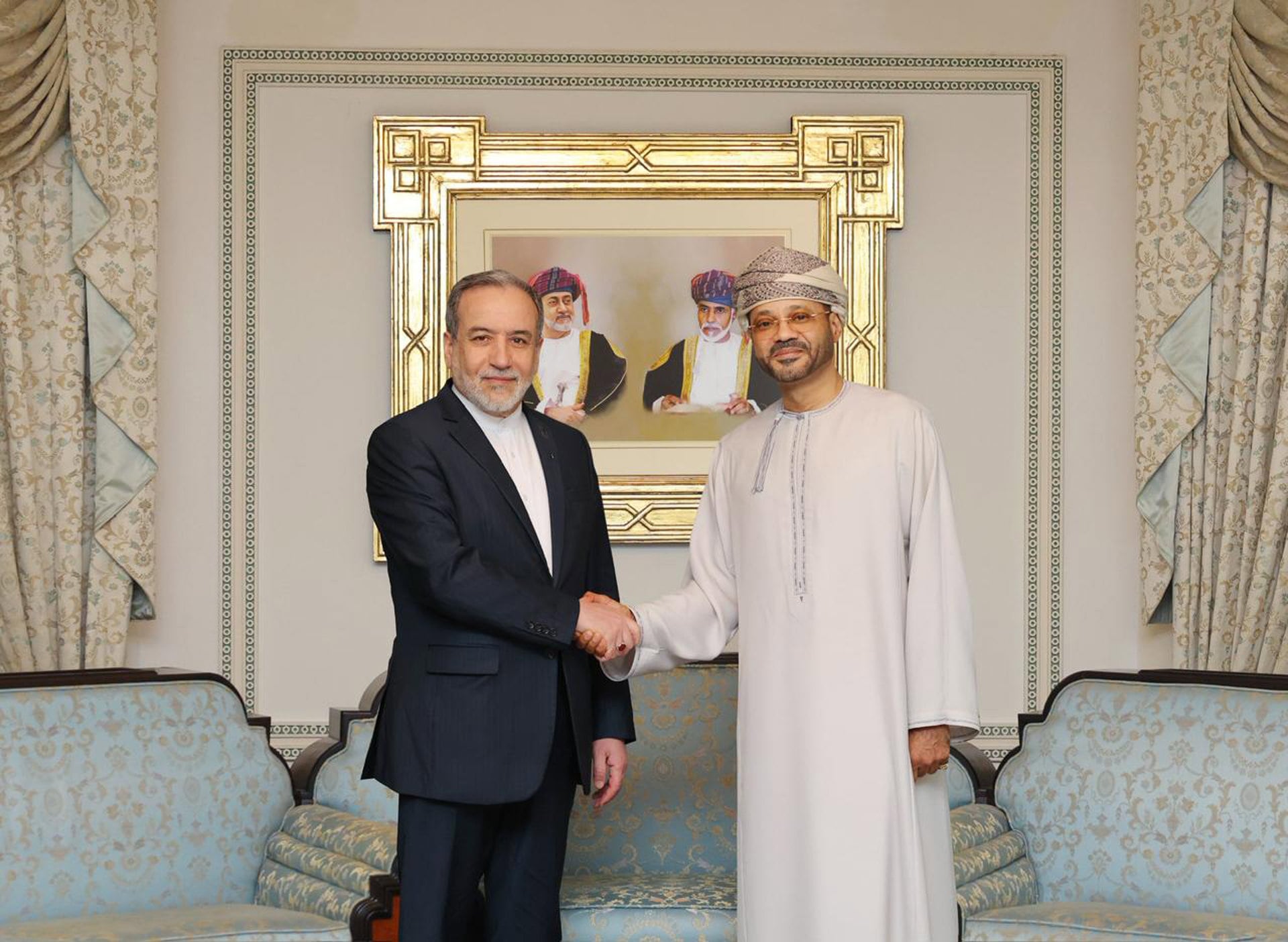 El canciller omaní, Badr al Busaidi, junto a su par iraní, Abás Araqchi, durante un encuentro en Mascate en febrero pasado (Europa Press/Contacto/Ministry of Information in Oman)
