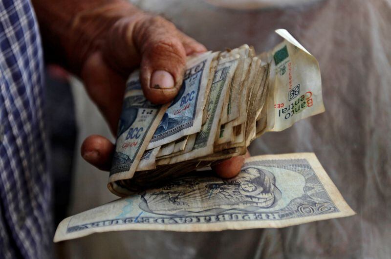 El dólar vuelve a subir en Cuba y abre en 675 pesos en el mercado informal