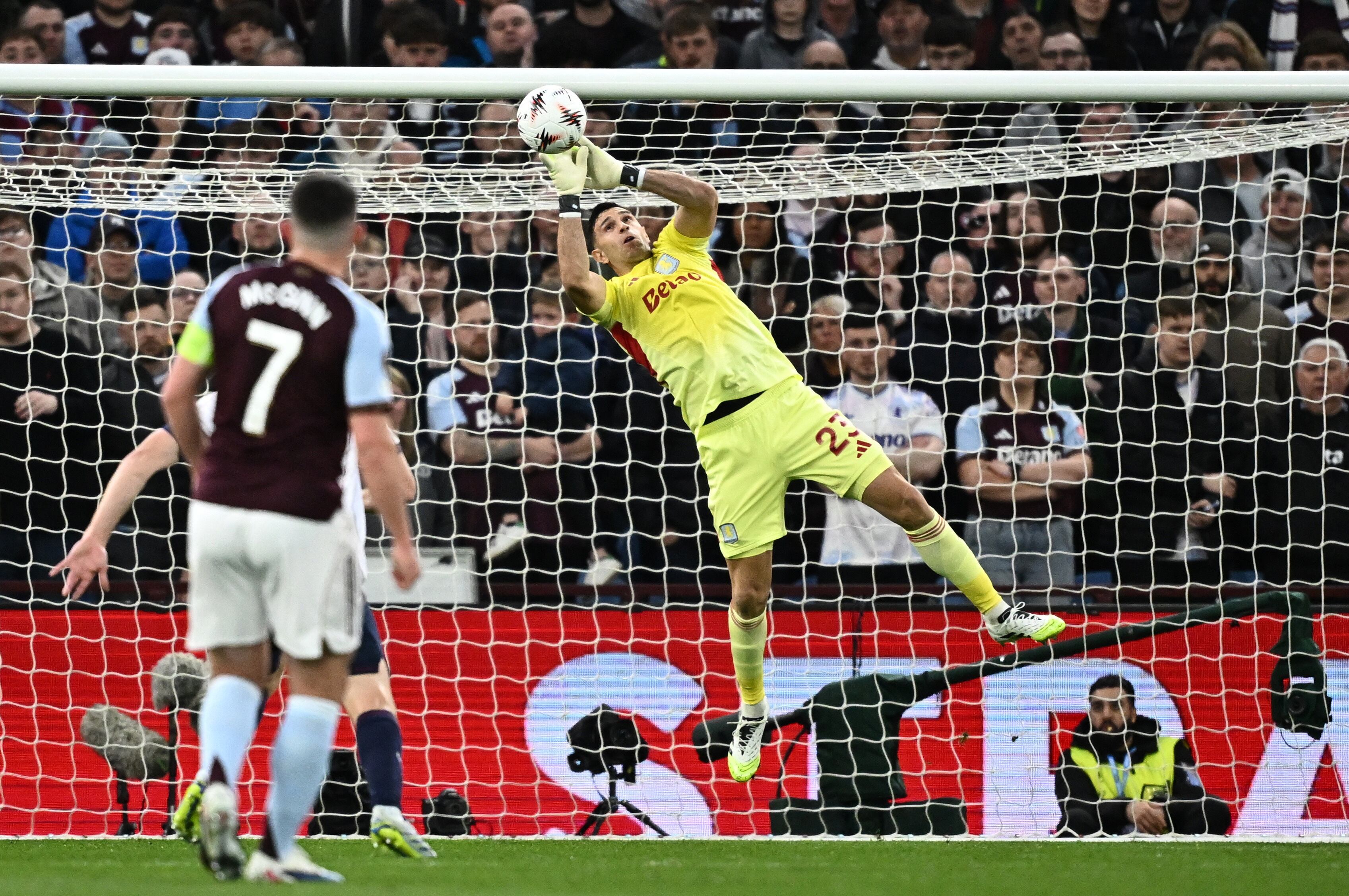 Aston Villa incorporó recientemente al arquero Zion Suzuki frente a la incertidumbre sobre el futuro inmediato del argentino (REUTERS/Dylan Martinez)