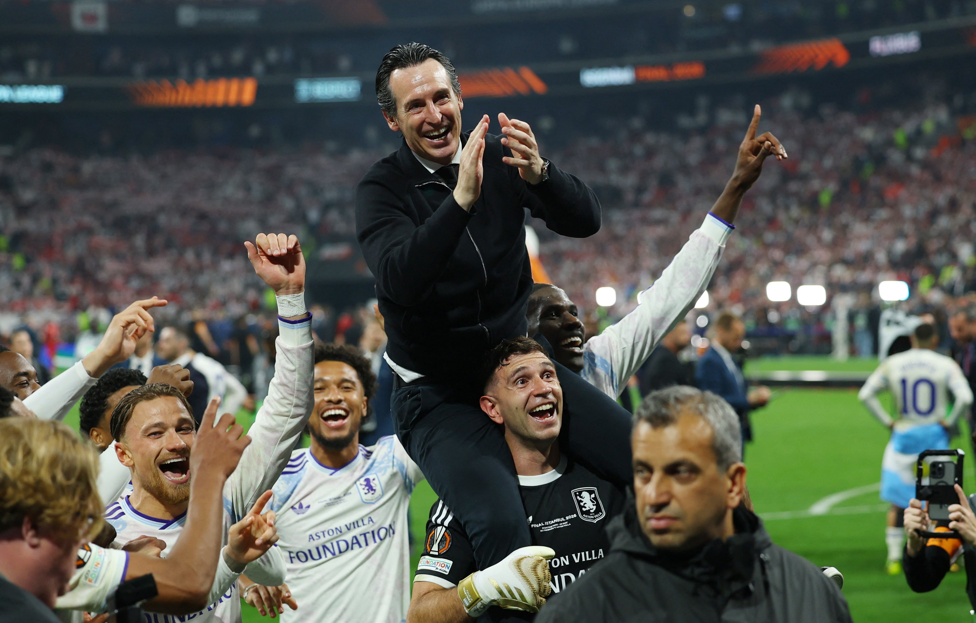 En palabras de Unai Emery, el club fichó al arquero japonés como respaldo frente a una tranferencia por Martínez (REUTERS/Kemal Aslan)