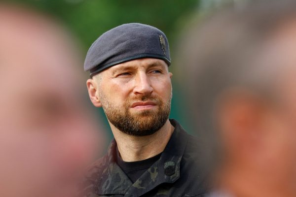 El ex ministro de Defensa de Ucrania pidió elecciones presidenciales pese a la guerra con Rusia y desafió a Zelensky