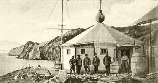 El Faro de San Juan de Salvamento se inauguró el 25 de mayo de 1884. El dibujo, lo representa después del año 1902, ya sin la torre final y con soldados custodiándolo 