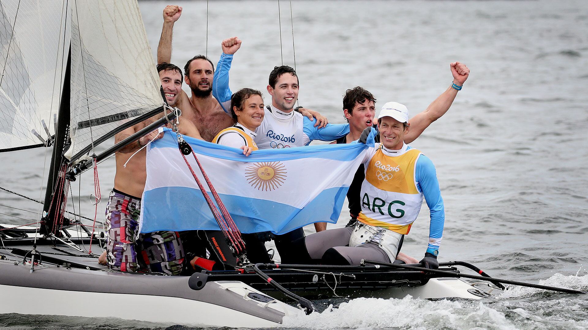 Carranza y Lange junto a los hijos del regatista y parte del equipo (Nicolás Stulberg) 