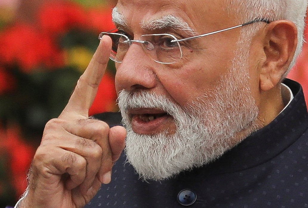 El primer ministro de la India, Narendra Modi, hace un gesto mientras se dirige a la prensa a su llegada para asistir a la primera jornada del periodo de sesiones del monzón del Parlamento en Nueva Delhi, India, el 20 de julio de 2026 (REUTERS/Altaf Hussain)