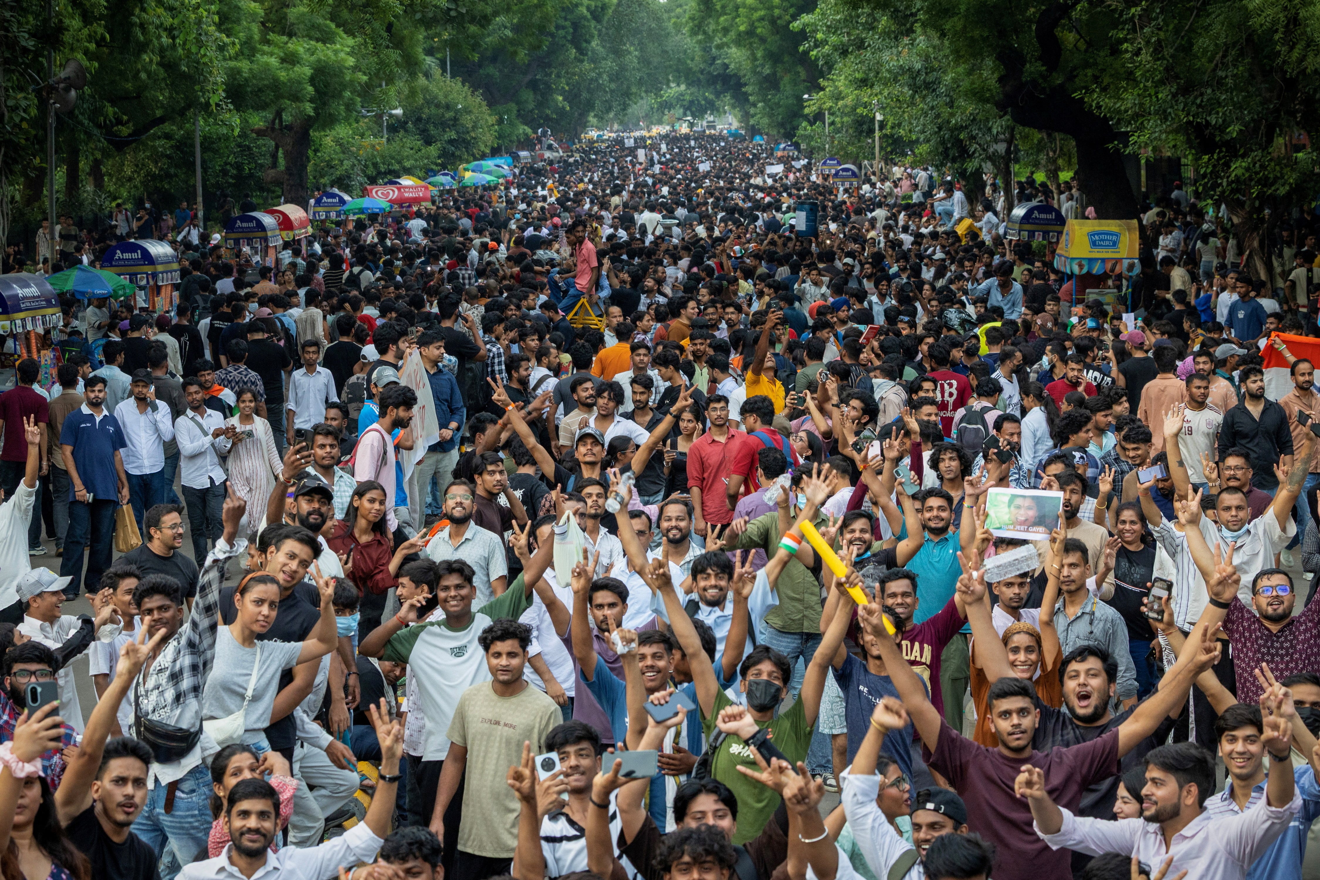 Simpatizantes del partido indio Cockroach Janta Party (CJP) celebran tras la dimisión del ministro de Educación de la India, Dharmendra Pradhan, producida después de días de protestas que exigían su renuncia debido a la filtración de los exámenes de acceso y elegibilidad nacional (NEET), en Nueva Delhi, India, el 25 de julio de 2026 (REUTERS/Adnan Abidi)