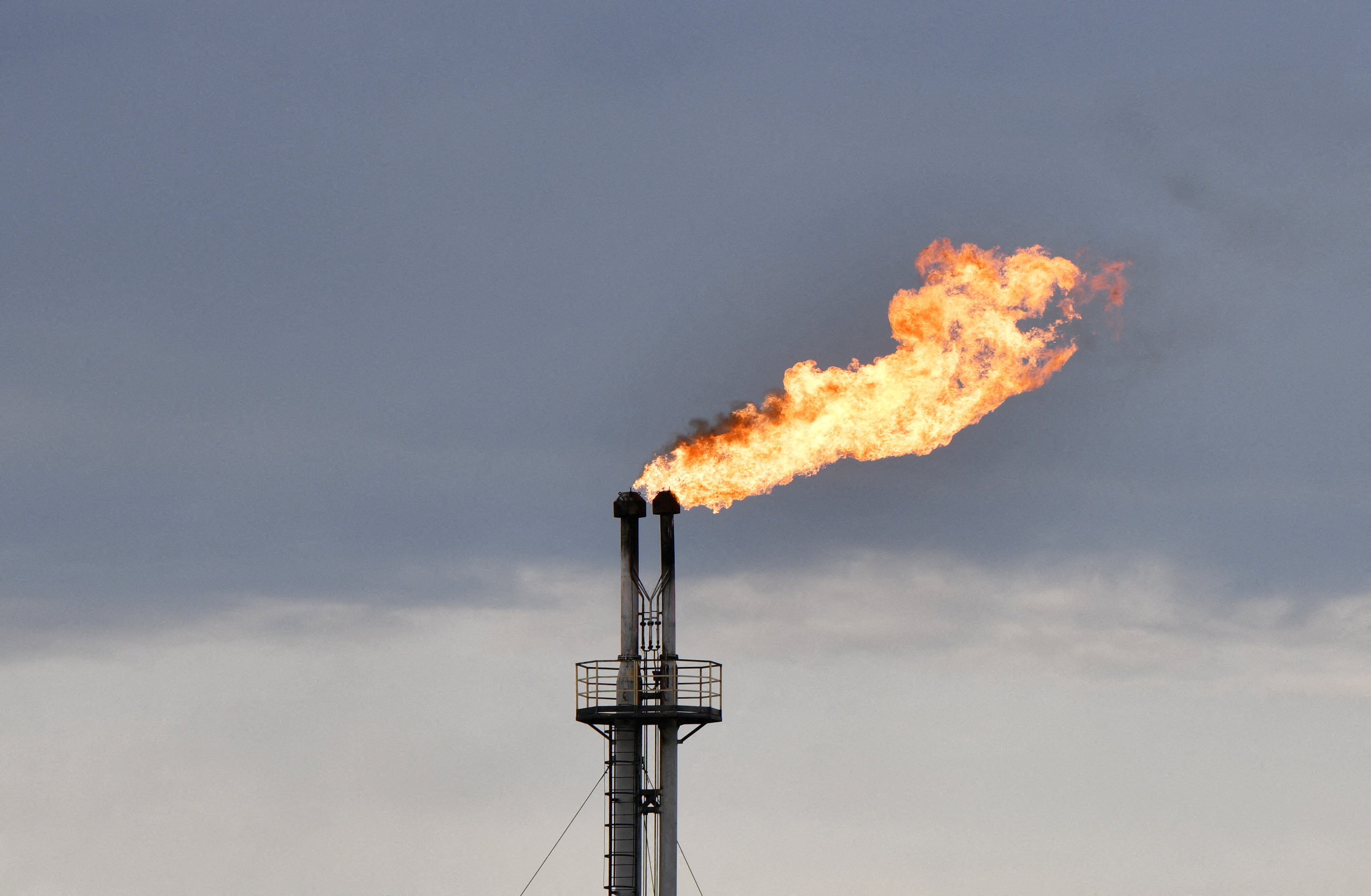 Vista de una antorcha en la instalación de estabilización de petróleo (REUTERS/Alexander Manzyuk/Archivo)
