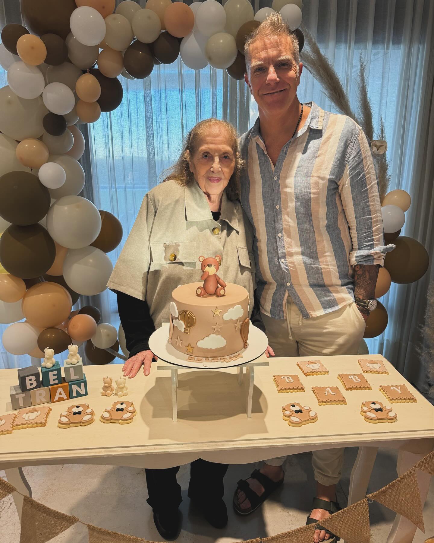 Alejandro Fantino con su mamá Chita esperando a su hijo Beltrán