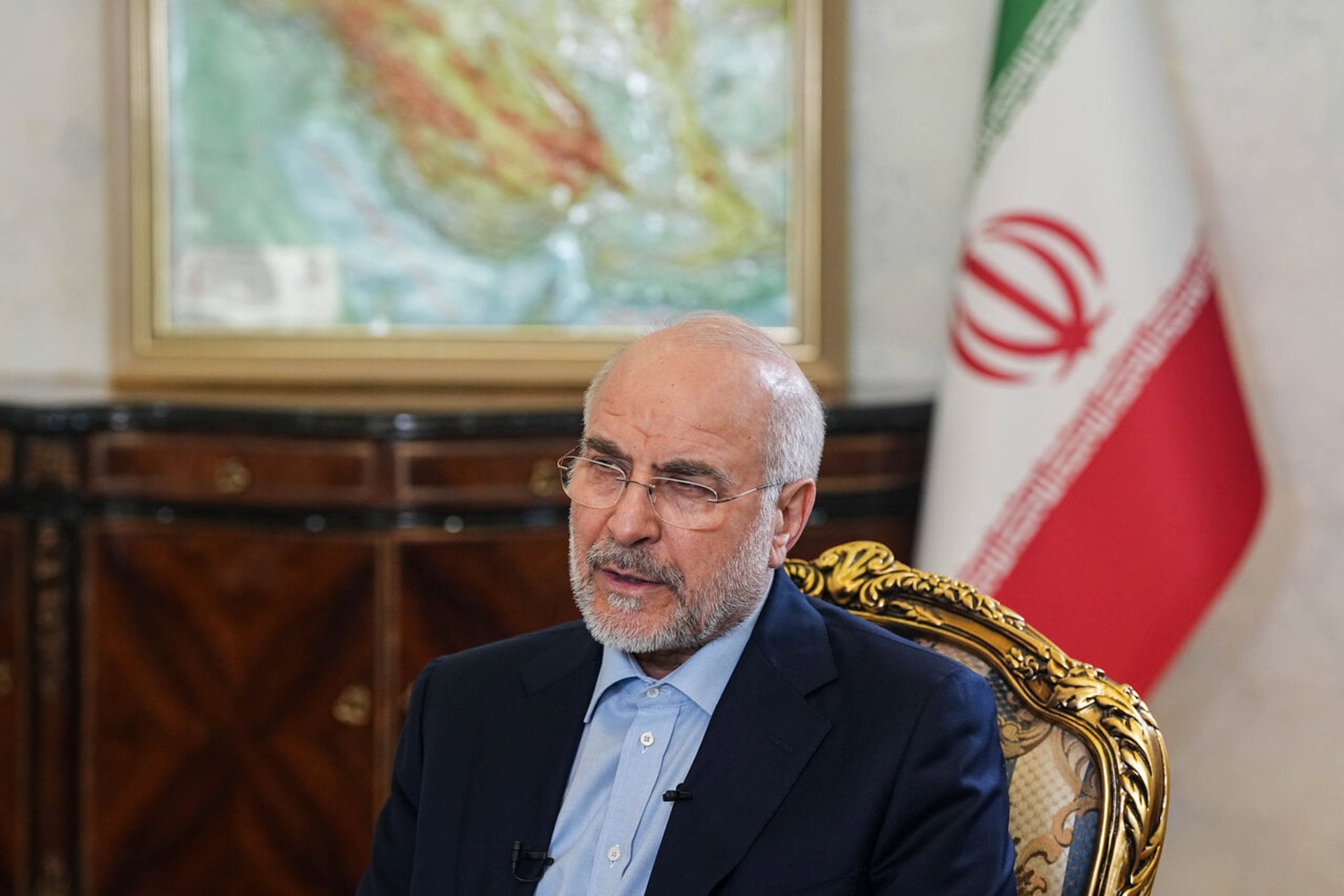 El presidente del Parlamento iraní, Mohammad Bagher Ghalibaf, habla durante una entrevista (Europa Press)
