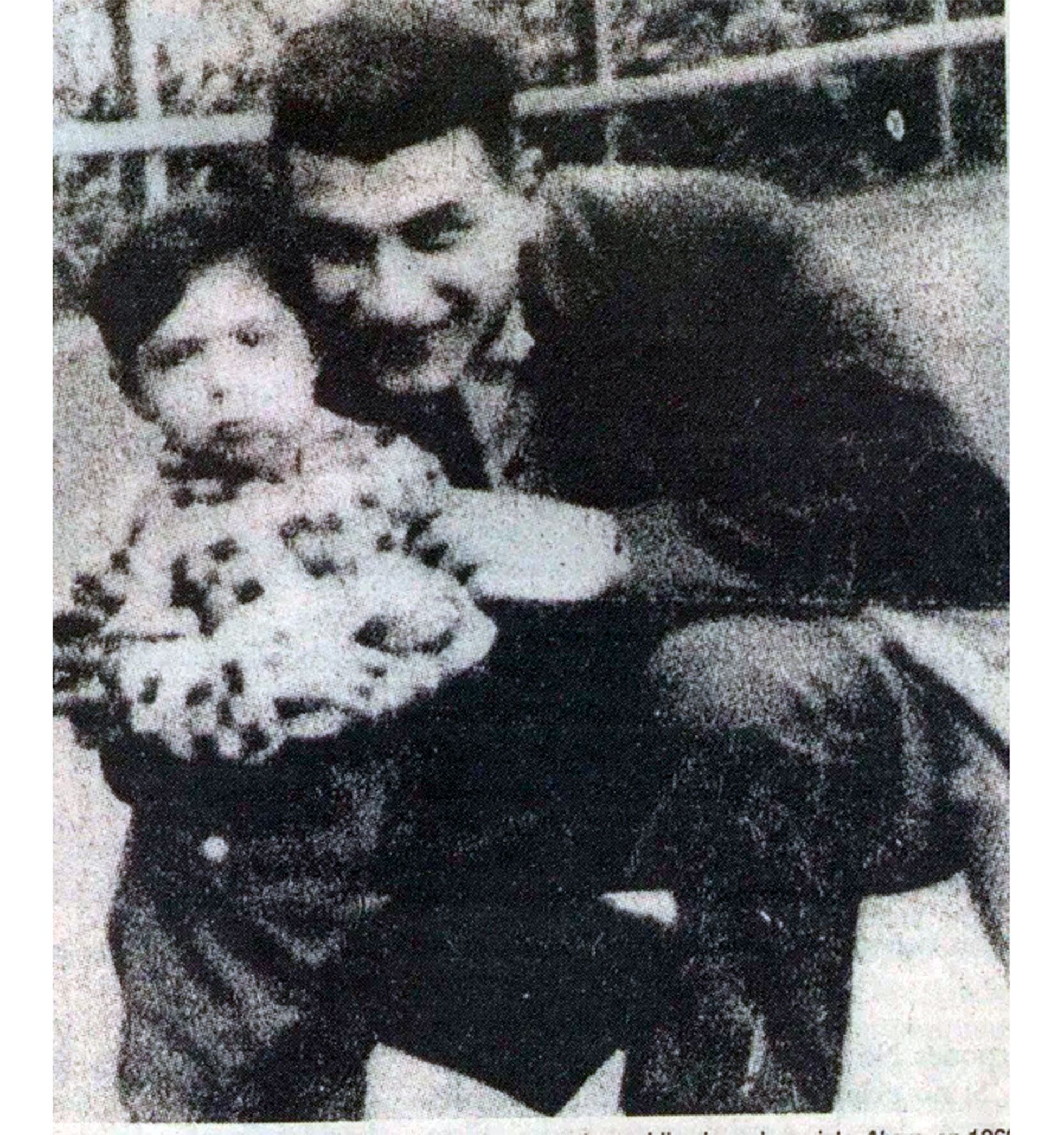 Felipe Vallese junto a su pequeño hijo