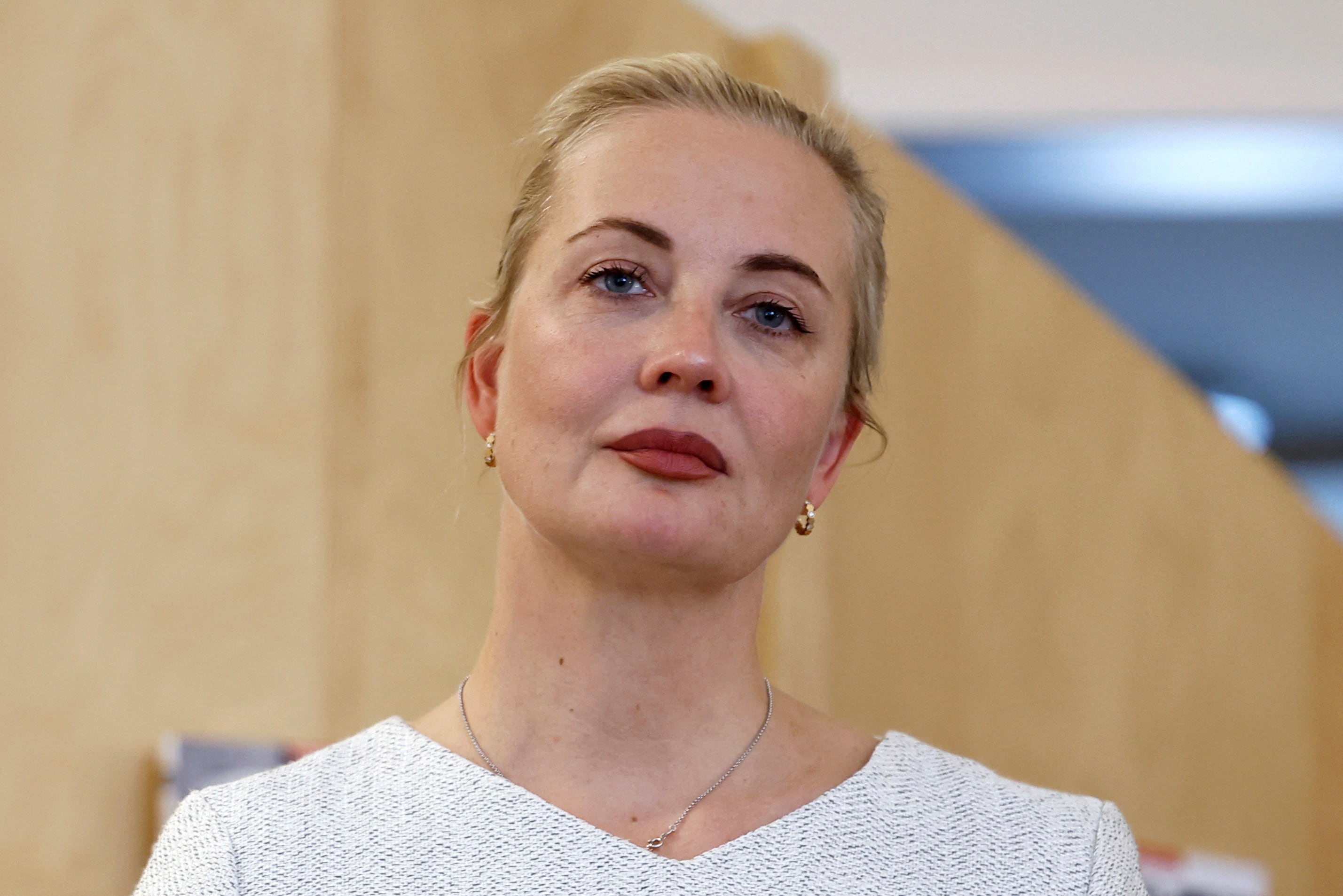 Yulia Naválnaya, activista de derechos humanos y esposa del fallecido líder opositor ruso Alexéi Navalny, asiste a un acto de prensa para el lanzamiento de un nuevo canal de televisión destinado a honrar la memoria de Alexéi Navalny y promover la libertad de expresión en Rusia, en las oficinas de Reporteros Sin Fronteras (RSF) en París, Francia, el 3 de junio de 2025 (REUTERS/Abdul Saboor)