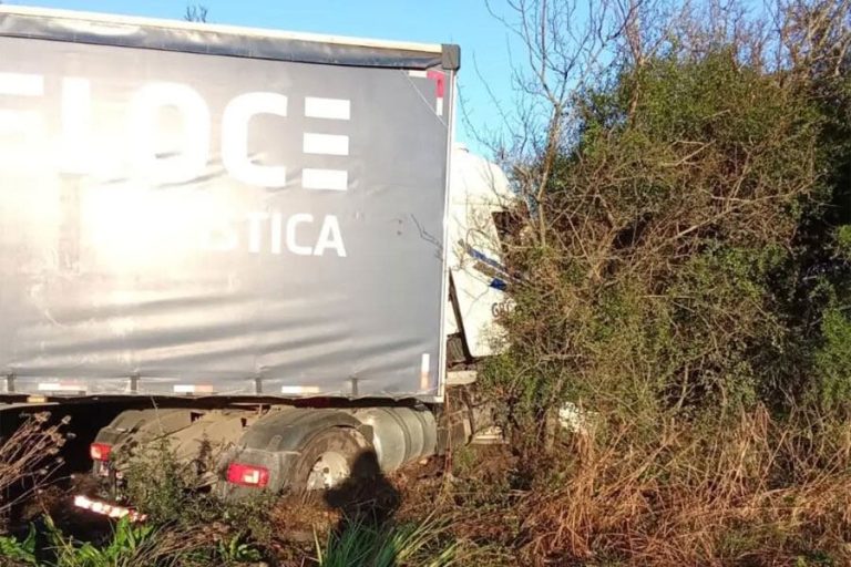 Entre Ríos: tres heridos en un choque frontal entre un camión y un auto en la ruta 18
