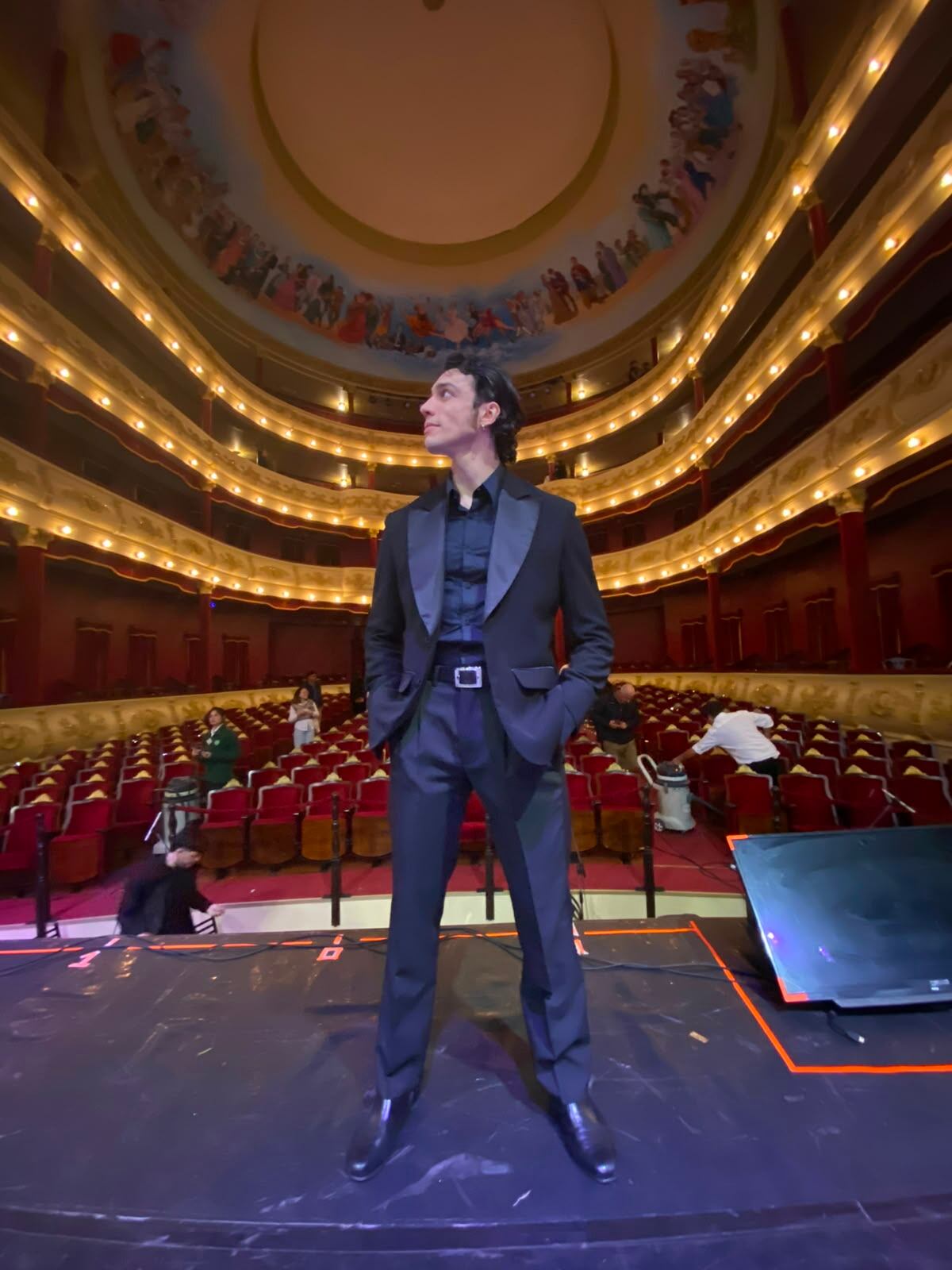 Entre vértigos, vuelos y sueños, el salto sin red de Nacho Pérez Cortés en el teatro argentino