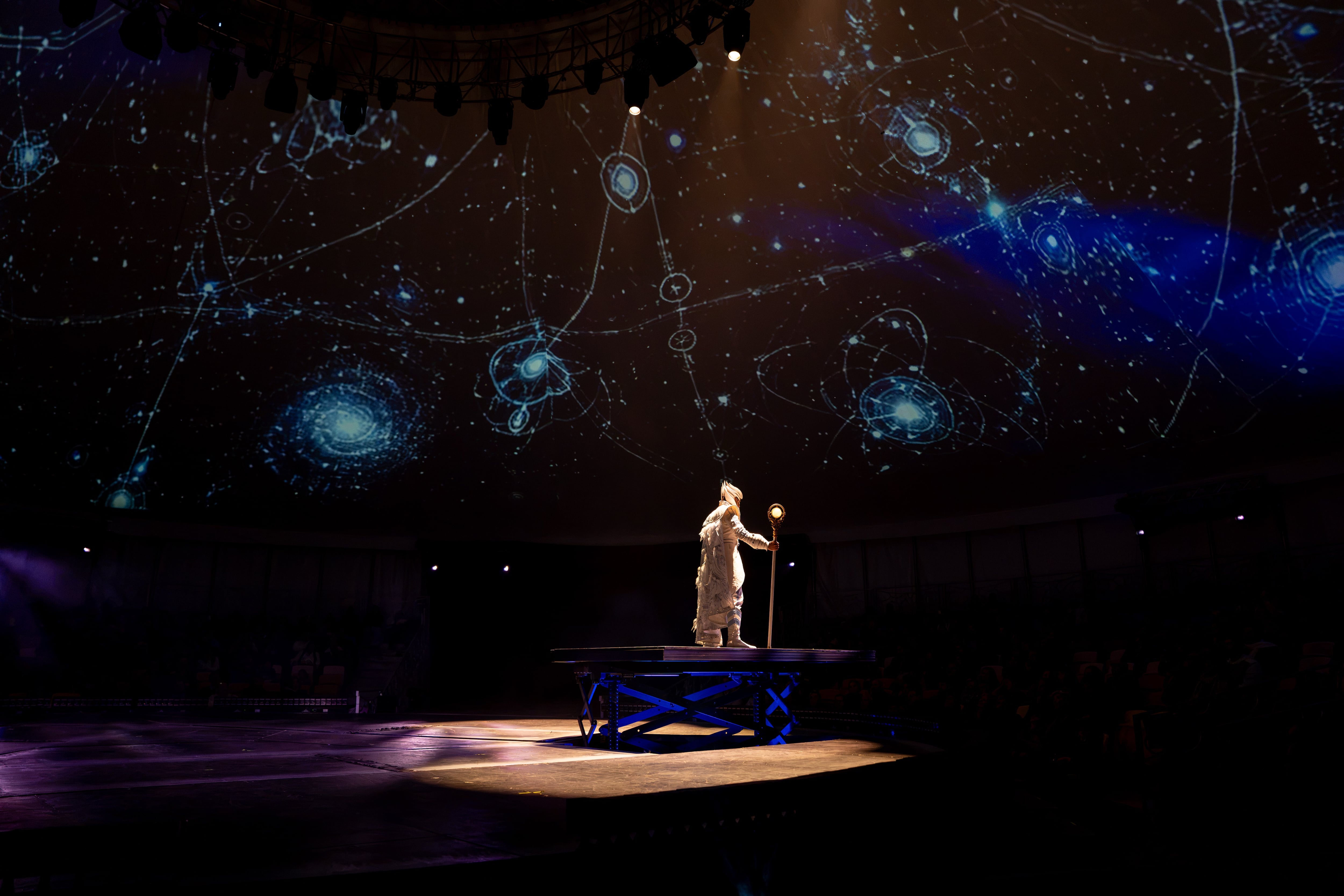 En escena, Nacho interpreta al enigmático anfitrión que guía al público por el universo de La Cúpula (Gentileza de prensa/@nwwn.productions)