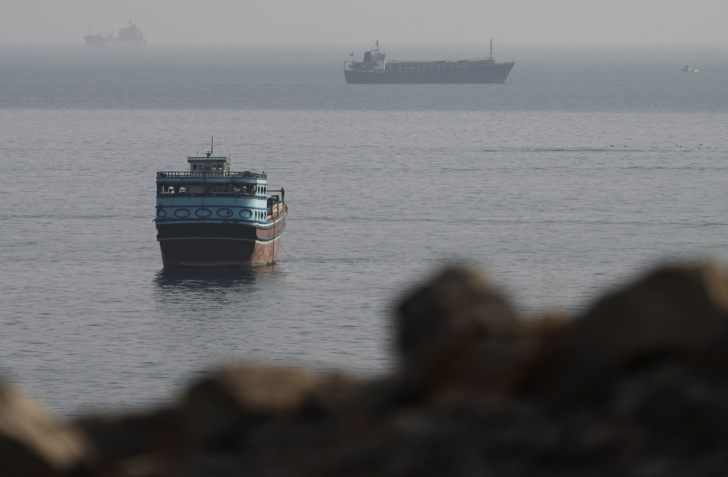 Embarcaciones en el estrecho de Ormuz, vistas desde Musandam, Omán. 3 de agosto de 2026
REUTERS/Stringer
