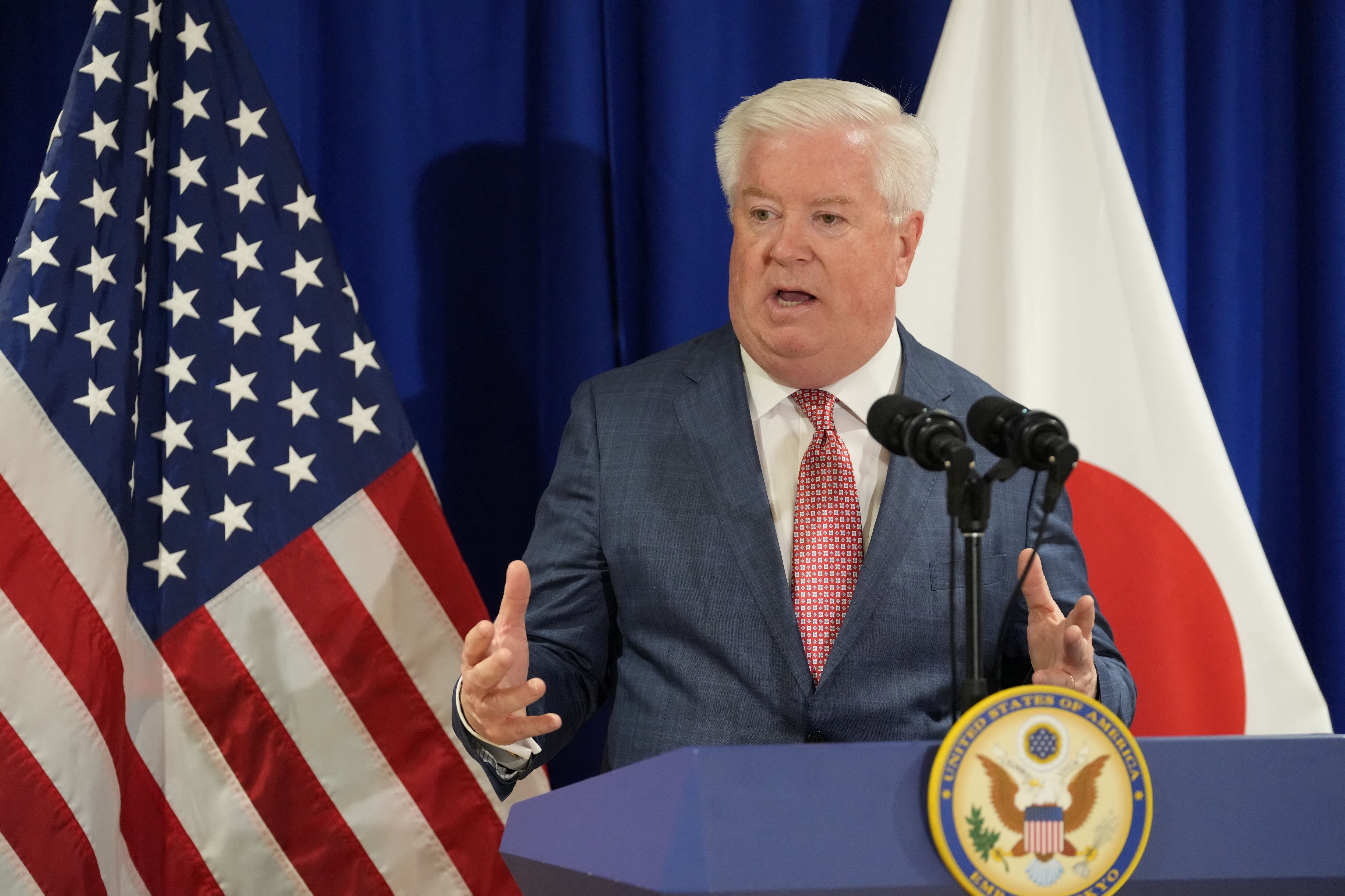 El embajador de Estados Unidos en Japón, George Glass, responde a las preguntas de los periodistas en una conferencia de prensa tras su llegada al aeropuerto de Haneda, en Tokio (Japón), el 18 de abril de 2025 (KAZUHIRO NOGI/REUTERS)