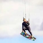 Falleció un joven de 32 años mientras practicaba kitesurf en una laguna: su novia filmó el último salto antes de la tragedia